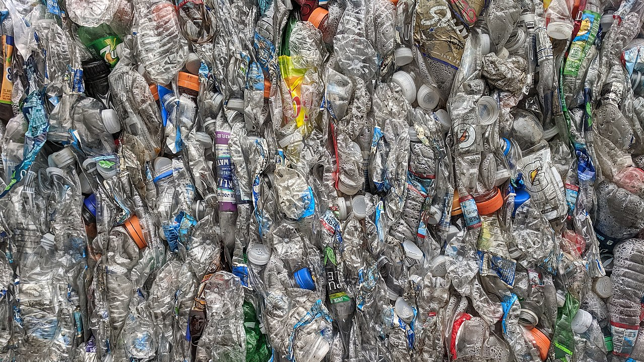 Une balle de bouteilles de boissons en PET broyées dans une installation de recyclage à San Jose, en Californie. / CC